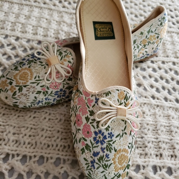 Daniel Green Shoes - 🎉HP🎉DANIEL GREEN CHAMPAIGN LOTUS BROCADE SLIPPER